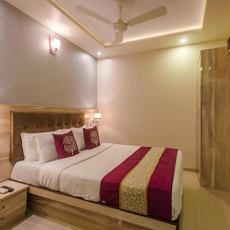 Hygienic Hotel Liberty Plaza Мумбаи Экстерьер фото