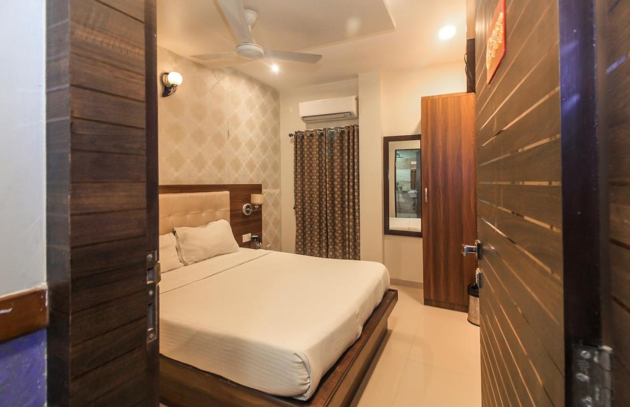 Hygienic Hotel Liberty Plaza Мумбаи Экстерьер фото