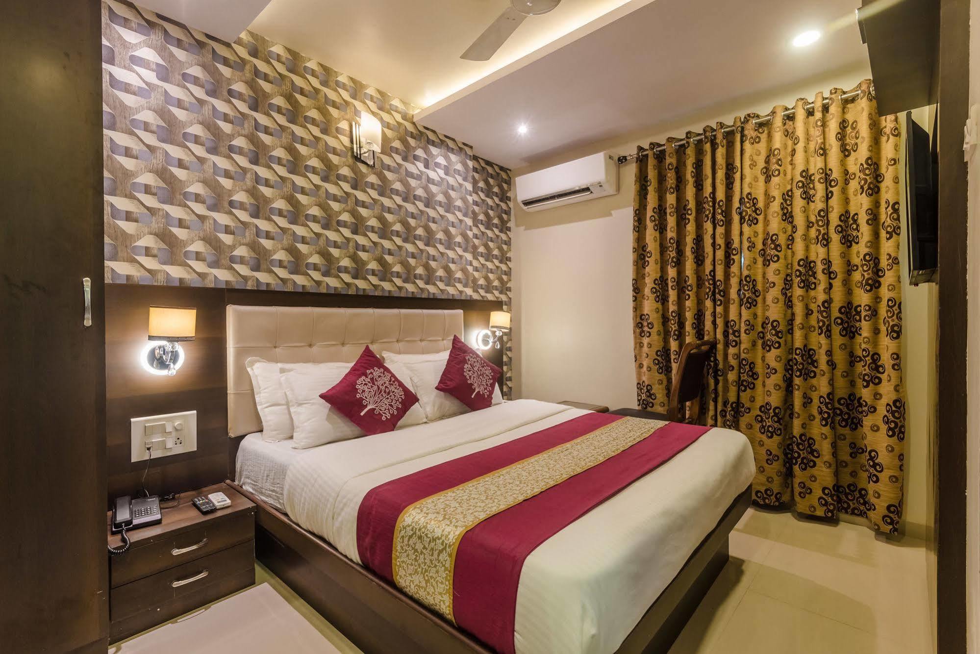 Hygienic Hotel Liberty Plaza Мумбаи Экстерьер фото