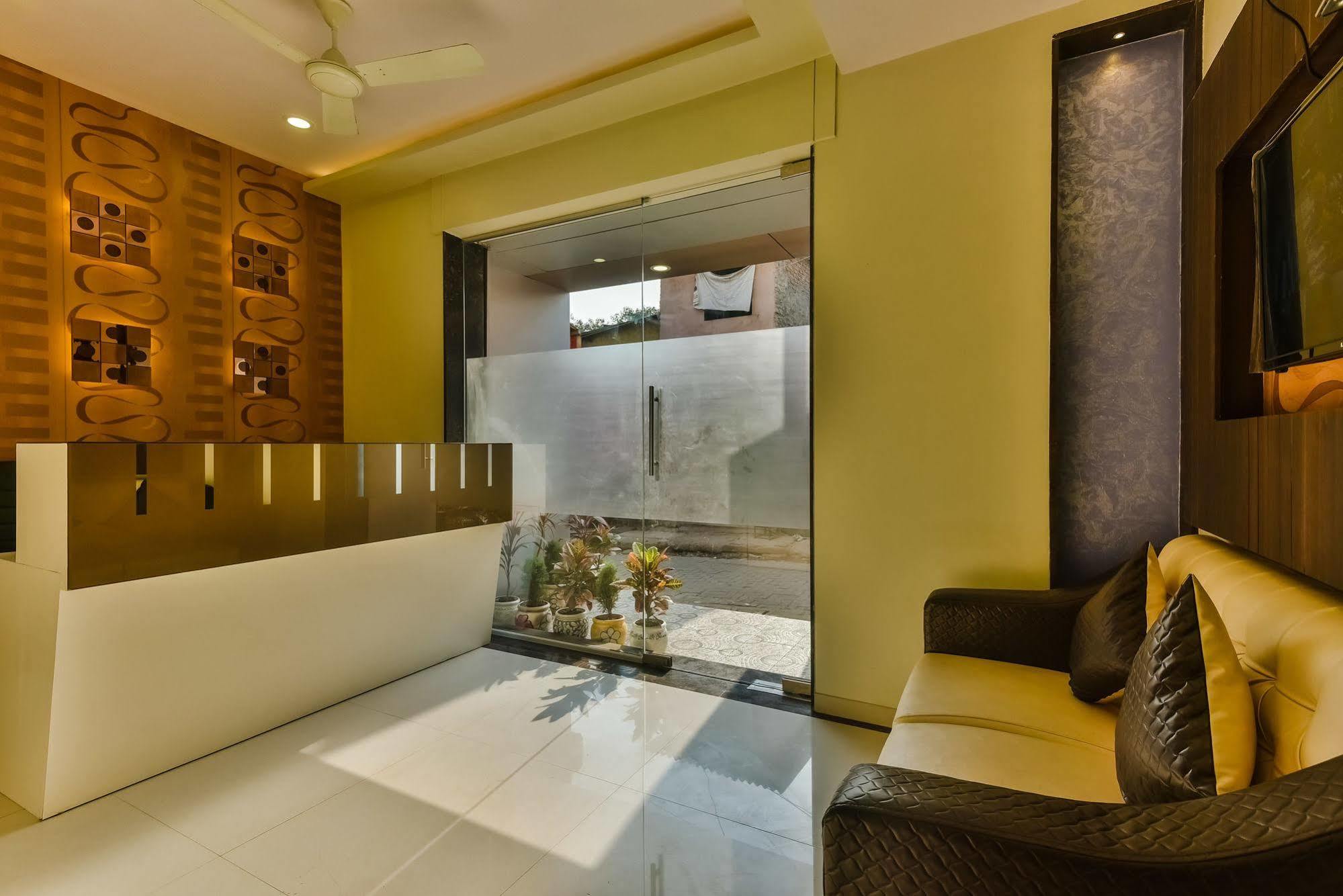 Hygienic Hotel Liberty Plaza Мумбаи Экстерьер фото