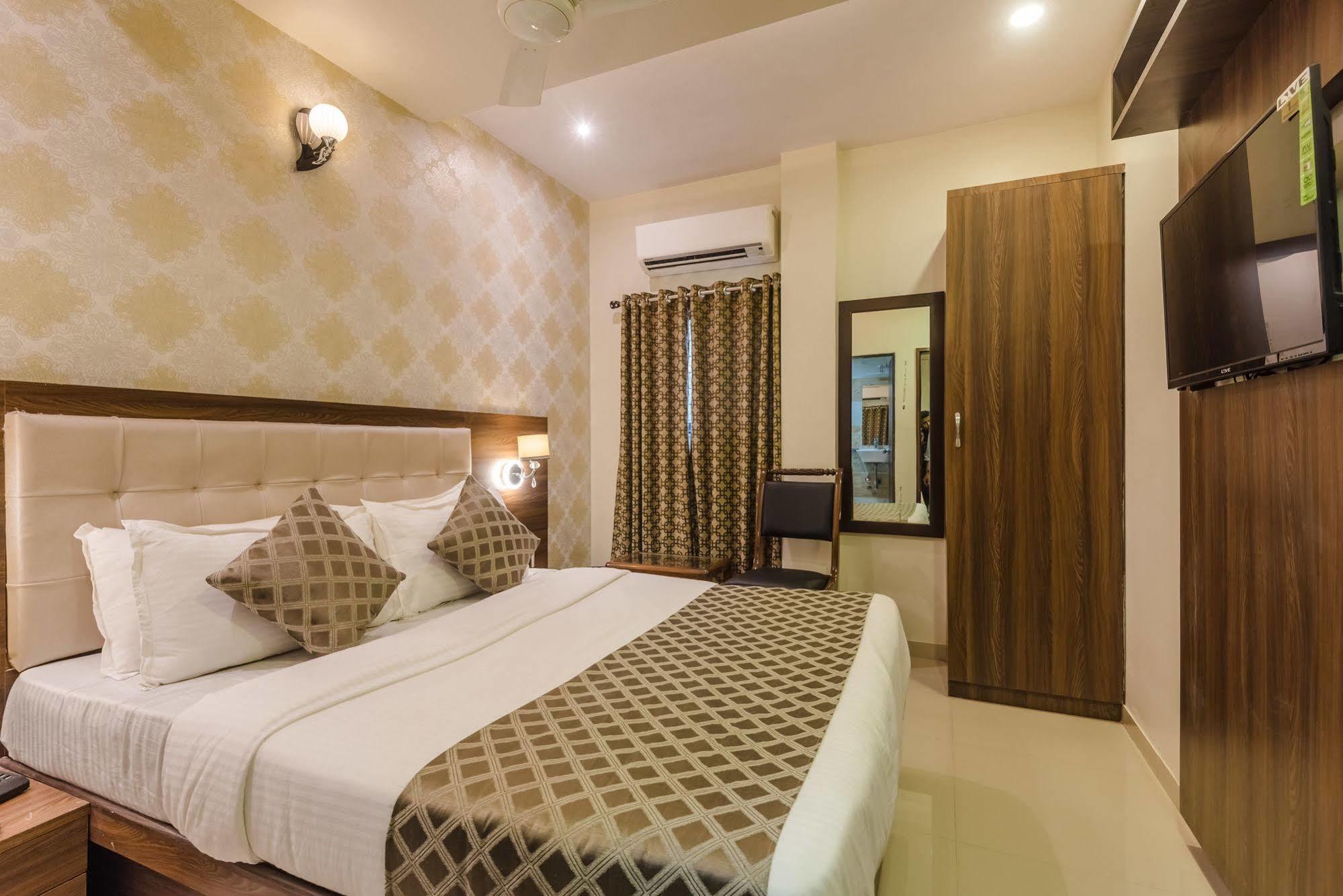 Hygienic Hotel Liberty Plaza Мумбаи Экстерьер фото