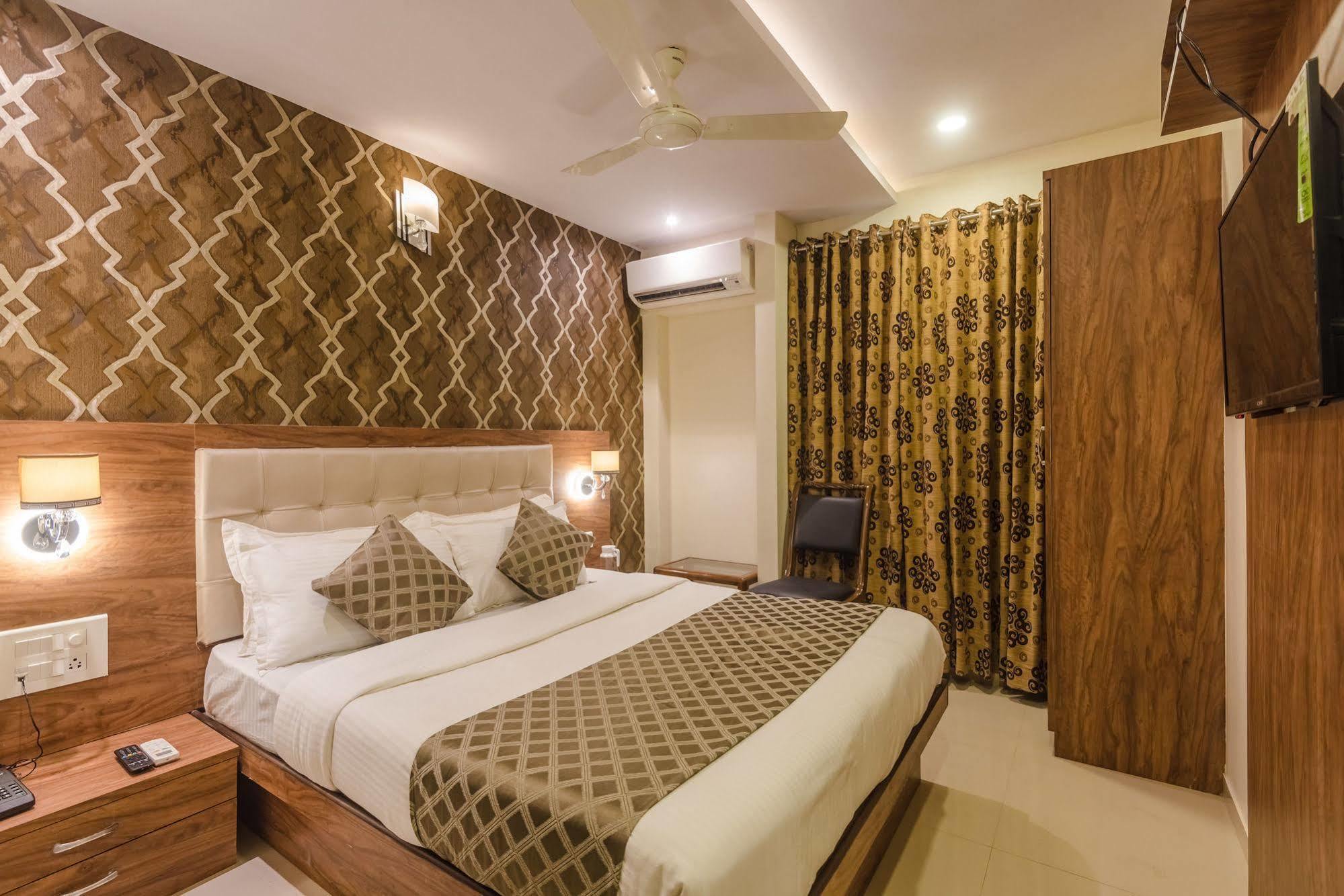 Hygienic Hotel Liberty Plaza Мумбаи Экстерьер фото