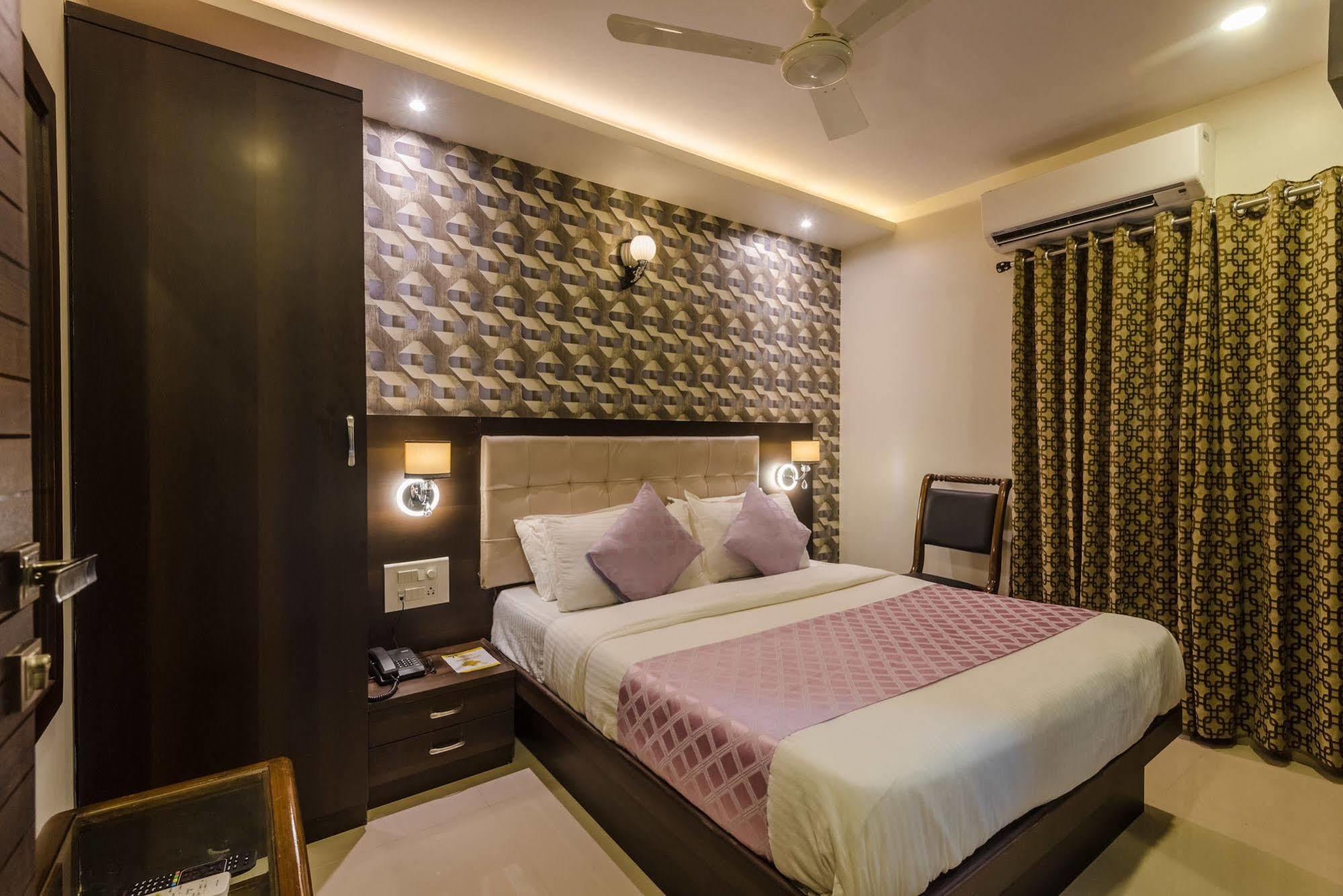 Hygienic Hotel Liberty Plaza Мумбаи Экстерьер фото